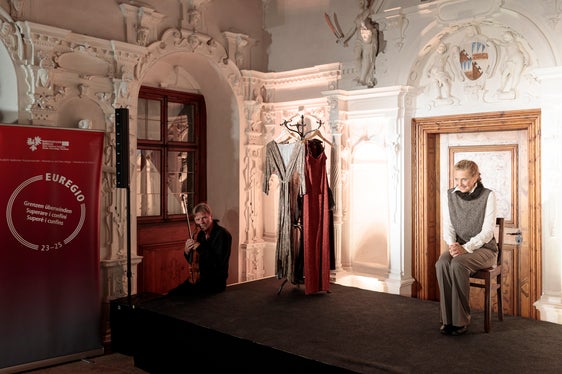 In collaborazione con Meraner Festspiele e Istituto dei Castelli dell'Alto Adige, l'Euregio ha organizzato il primo evento culturale al di fuori della sede di Bolzano suscitando forte interesse. (Foto: ASP/Tiberio Sorvillo)