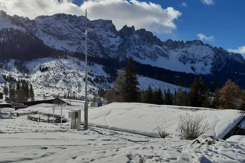 La rete di stazioni meteorologiche in Alto Adige comprende un totale di 95 stazioni di misurazione automatiche, di cui 58 situate nelle aree abitate e 37 in montagna. Nella foto la stazione di Passo Carezza (Foto: ASP/Ufficio meteorologico e di prevenzione valanghe dell'Agenzia per la Protezione civile)