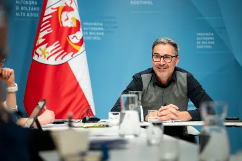 Landeshauptmann Arno Kompatscher präsentierte Ergebnisse der Arbeit des ersten Jahres der Landesregierung und gab einen Ausblick auf die nächsten Vorhaben. (Foto: LPA/Fabio Brucculeri)
