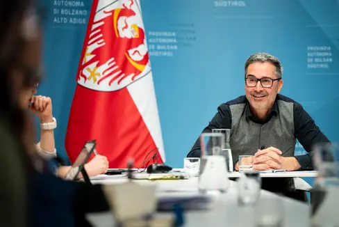 Landeshauptmann Arno Kompatscher präsentierte Ergebnisse der Arbeit des ersten Jahres der Landesregierung und gab einen Ausblick auf die nächsten Vorhaben. (Foto: LPA/Fabio Brucculeri)