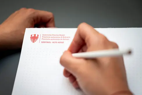 Il logo dell'Amministrazione provinciale è stato rinnovato sotto la direzione dell'Agenzia di stampa e comunicazione. Il 27 maggio la Giunta provinciale lo ha approvato. (Foto: USP/Fabio Brucculeri)