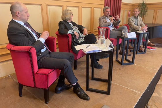 Vasyl Khymynets (ambasciatore dell'Ucraina in Austria), Eva Lichtenberger (moderatrice, parlamentare europea 2004-2014), il parlamentare europeo Herbert Dorfmann e l'esperto altoatesino di diritto dell'UE Walter Obwexer (Università di Innsbruck) durante il weekend di apertura dell'Accademia dell'Euregio (Foto: Euregio/Donagrandi)