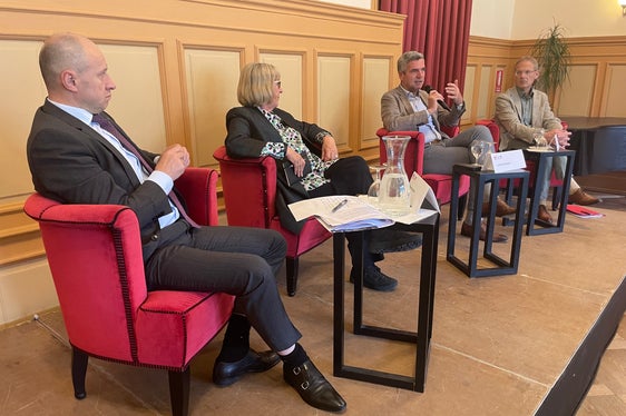 Vasyl Khymynets (ambasciatore dell'Ucraina in Austria), Eva Lichtenberger (moderatrice, parlamentare europea 2004-2014), il parlamentare europeo Herbert Dorfmann e l'esperto altoatesino di diritto dell'UE Walter Obwexer (Università di Innsbruck) durante il weekend di apertura dell'Accademia dell'Euregio (Foto: Euregio/Donagrandi)