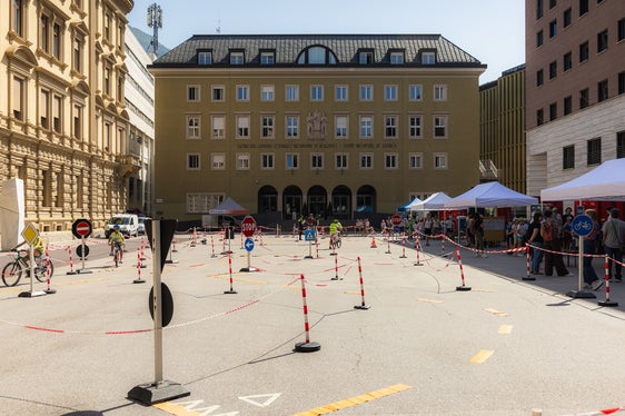 Die Schülerinnen und Schüler absolvierten spielerische Geschicklichkeitsstationen wie Fahndl-Stehlen mit Verkehrsschildern und einen Fahrradparcours. (Foto: LPA/STA/Ivan Brentegani)