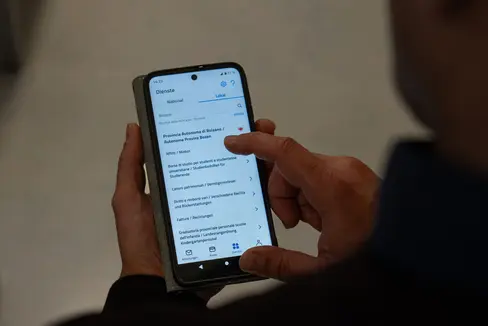 Il denaro del Fondo Pnrr viene investito soprattutto in progetti interessanti come ad esempio la digitalizzazione. Con l’importo di 50.000 euro sono stati integrati servizi provinciali nella piattaforma “app IO”. (Foto: ASP/Greta Stuefer)