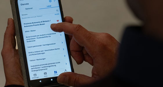 Beamtengänge jederzeit vom Handy aus: App io unterstützt die Plattform Civis und myCivis und bringt die Verwaltung den Bürgerinnen und Bürgern näher. (Foto: LPA/Greta Stuefer)