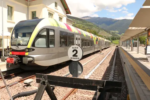 Am Samstag, 2. Dezember 2023, ist Euregio-Aktionstag Mobilität. Besitzer und Besitzerinnen von Nahverkehrsabos und des Familienpasses haben freie Fahrt auf den öffentlichen Verkehrsmitteln in Tirol, Südtirol und im Trentino. (Foto: LPA)