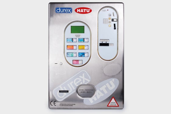 Einer der ersten Kondomautomaten in Brixen an der Außenfassade der Stadtapotheke Peer in Brixen rief in den 1980er-Jahren rege Diskussionen hervor. Im Freien, immer zugänglich, sollte der Zugang zu Kondomen für alle möglichst einfach sein. Heute ist er Teil der Sammlung des Pharmaziemuseums. (Foto: LPA/Museumsverband Südtirol/Pharmaziemuseum)