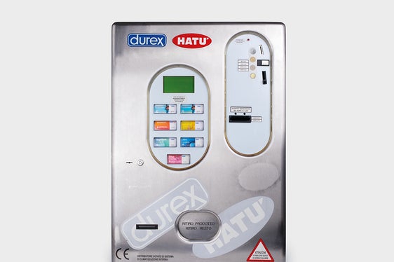 Uno dei primi distributori automatici di preservativi a Bressanone, situato sulla facciata esterna della farmacia comunale Peer, suscitò accese discussioni negli anni '80. All'aperto e sempre accessibile, doveva rendere il più semplice possibile l'acquisto di preservativi per tutti. Oggi fa parte della collezione del Museo della Farmacia. (Foto: USP/Associazione musei altoatesini/Museo della Farmacia)