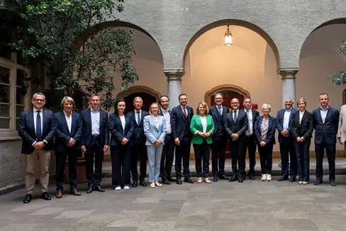Gruppenfoto mit den Mitgliedern der Landesregierung und des Bozner Stadtrats (von links nach rechts): Landesrat Christian Bianchi, Landesrat Hubert Messner, Landesrat Luis Walcher, Landesrätin Ulli Mair, Landesrat Peter Brunner, Landesrätin Magdalena Amhof, Landesrat Philipp Achammer, Landeshauptmannstellvertreter Marco Galateo, Landeshauptmannstellvertreterin Rosmarie Pamer, Landeshauptmann Arno Kompatscher, Bürgermeister Claudio Corrarati, Vizebürgermeister Stephan Konder, Stadträtin Patrizia Brillo, Stadtrat Claudio Della Ratta, Stadträtin Johanna Ramoser, Stadtrat Marco Caruso und Stadtrat Tritan Myftiu.(Foto: LPA/Fabio Brucculeri)