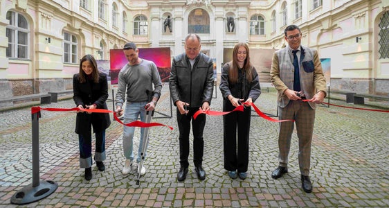 Banddurchschneidung für die Wanderausstellung 10 Jahre Euregio-Kalender mit (von links) Projektleiterin Silvia Ramoser, den Titelfotografen Ennio Scarcelli, Hans Bergmann und Denise Laßnig und Euregio-Generalsekretär Matthias Fink (Foto: Land Tirol/Danijel Jovanovic)
