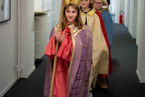 Un gruppo di cantori della stella della Val Passiria ha visitato oggi Palazzo Widmann. (Foto: ASP/Fabio Brucculeri)