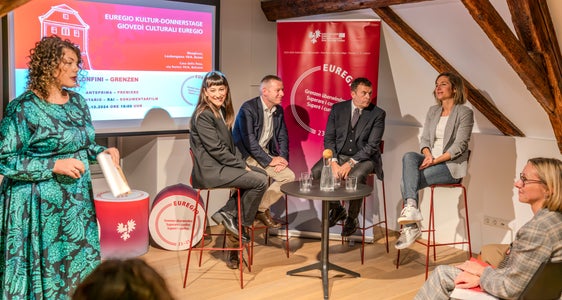 Runder Tisch zum Rai-Dokumentarfilm über die Euregio mit (v. l.) Moderatorin Valentina Leone, Filmautorin Sara Catalini, Euregio-Generalsekretär Christoph von Ach, Rai-Documentari Projektleiter Lorenzo Di Dieco, Erica Cova (eine Filmprotagonistin) und (sitzend) Landesrätin Magdalena Amhof (Foto: LPA/Daniel von Johnston)