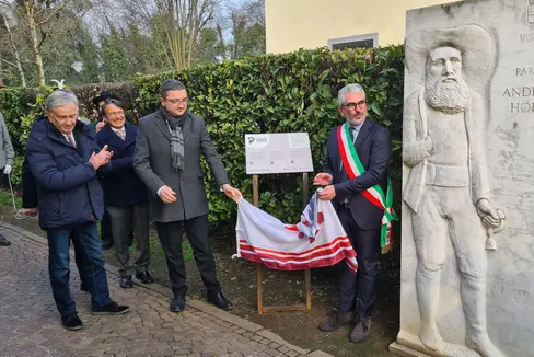 Inaugurazione a Mantova della targa dedicata ad Andreas Hofer. D sinistra Walter Kaswalder, presidente Consiglio provinciale del Trentino, Paolo Predella, presidente dell'Associazione Porta Giulia Hofer, Maurizio Fugatti, presidente Euregio e della Provincia di Trento, e Mattia Palazzi, sindaco di Mantova (Foto: ASP/Euregio/Angelo Conte)
