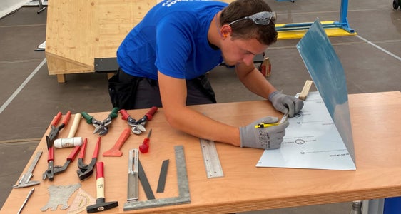 Handwerkliches Talent ist bei den Berufsmeisterschaften ebenso gefragt wie Genauigkeit oder Schnelligkeit. Im Bild eine Wettbewerbssituation von 2021 (Foto: LVH/Worldskills Italy)