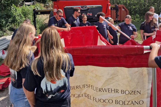 I partecipanti hanno potuto vivere in prima persona la quotidianità dei vigili del fuoco professionisti. (Foto: USP/Vigili del fuoco Corpo permanente di Bolzano)