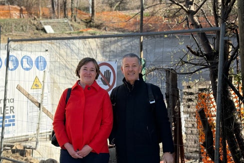 Landesrat Peter Brunner und die Bürgermeisterin von Schlanders Christine Kaaserer machten sich kürzlich vor Ort ein Bild vom Baufortschritt. (Foto: Thomas Bodner)