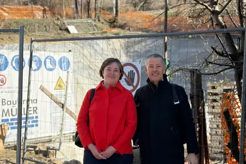 L'assessore provinciale Peter Brunner e la sindaca di Silandro Christine Kaaserer hanno fatto un sopralluogo per verificare lo stato di avanzamento dei lavori nell'ambito del progetto di edilizia abitativa a prezzo calmierato a Silandro. (Foto: Thomas Bodner)