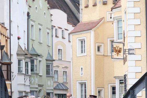Wie haben Eisack und Rienz das Leben in Brixen verändert? Stadtführung auf der Adlerbrücke, im Hintergrund der Weiße Turm. (Foto: LPA/Maja Clara)
