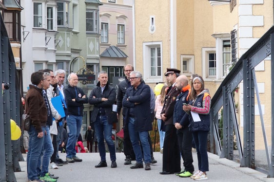 Wie haben Eisack und Rienz das Leben in Brixen verändert? Stadtführung auf der Adlerbrücke, im Hintergrund der Weiße Turm. (Foto: LPA/Maja Clara)