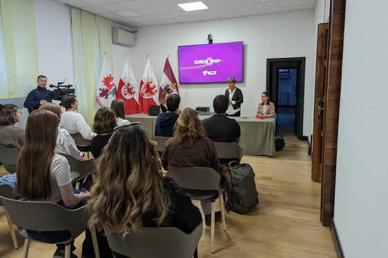 Ragazze e ragazzi sono stati accolti per un saluto di benvenuto dal segretario generale Marilena Defrancesco e dal team dell'Euregio (Foto: Euregio/Silvia Ramoser)