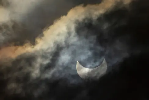 Per osservare l'eclissi solare in piena sicurezza, il Dipartimento Prevenzione sanitaria e Salute raccomanda di non guardare mai direttamente il sole senza protezione. Solo gli occhiali certificati per le eclissi solari o gli appositi filtri solari, espressamente indicati per l'osservazione diretta del sole, offrono una protezione adeguata. (Foto: Pexels/Stephen Leonardi. La foto può essere utilizzata solo in relazione al presente comunicato stampa.)