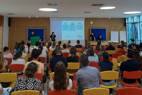 Bei dem Infomrationstreffen in der Wirtschaftsfachoberschule WFO in Bozen waren neben den Verantwortlichen der Deutschen Bildungsdirektion und dem mit der Umsetzung des Projekts beauftragten Team der Firma Master Studio auch die Eltern der Schülerinnen und Schüler dabei. (Foto: LPA/Deutsche Bildungsdirektion/Jürgen Bergmann)