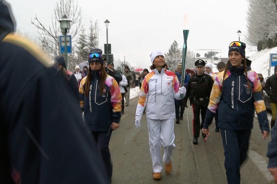 Isolde Kostner leggenda dello sci e dello sport italiano ha vestito i panni di seconda tedofora durante il transito della fiaccola olimpica nella sua Ortisei. (Foto: USP)