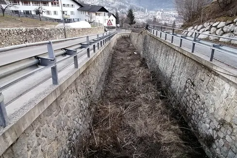 Il rio Thalhofer è un affluente di destra del fiume Isarco; all'altezza del villaggio Kinderdorf è stato liberato il canale, per ripristinare il normale deflusso del corso d'acqua (Foto: ASP/Ufficio sistemazione bacini montani Nord)