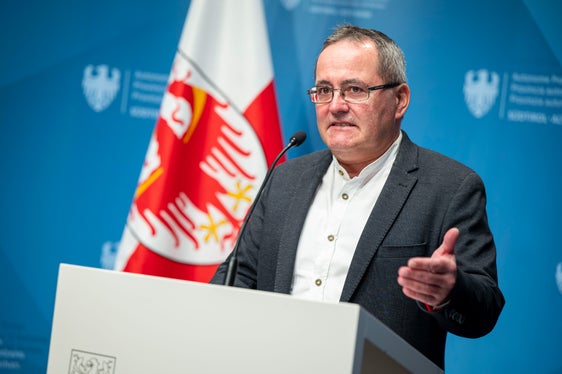 Bildungsdirektor Gustav Tschenett steht einer Arbeitsgruppe vor, die derzeit die Ergebnisse der Online-Umfrage sichtet. (Foto: LPA/Fabio Brucculeri)