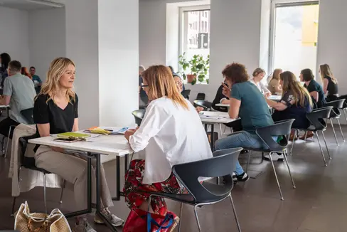 Bei einem Speed-Dating trafen die 58 Wettbewerbssiegerinnen und -sieger der VIII. Funktionsebene auf Führungskräfte – und konnten noch am selben Tag einer passenden Stelle in der Landesverwaltung zugeteilt werden. (Foto: LPA/Greta Stuefer)
