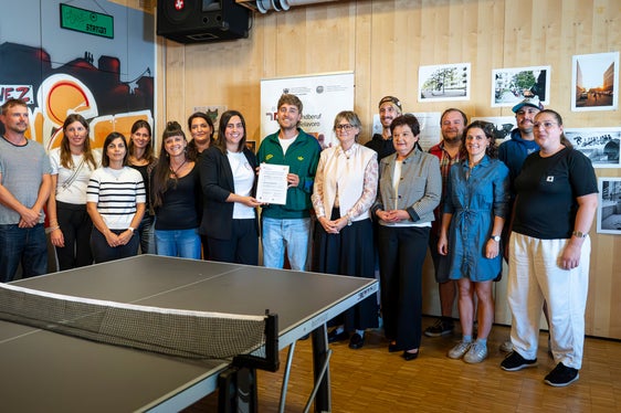 Il Centro giovani Fly di Laives è uno dei 31 datori di lavoro che hanno completato con successo tutte le fasi dell’audit e che hanno ora ottenuto il certificato “Dialogo”, confermando così il proprio impegno a favore di una cultura aziendale orientata alla famiglia e alle diverse fasi della vita. (Foto: USP/Fabio Brucculeri)