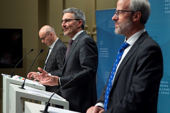 Auf die positive Personalbilanz des Sanitätsbetriebs aufgrund der getroffenen Maßnahmen im laufenden Jahr wies der Generaldirektor des Südtiroler Sanitätsbetriebes, Florian Zerzer, (vorne im Bild) hin. (Foto: LPA/Fabio Brucculeri)