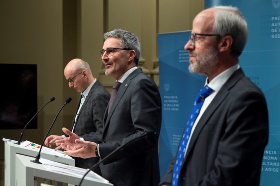 Da sin. Günther Burger, direttore Dipartimento salute, Arno Kompatscher, presidente della Provincia ed assessore alla salute, Florian Zerzer, direttore generale dell'Azienda sanitaria (Foto: ASP/Fabio Brucculeri)