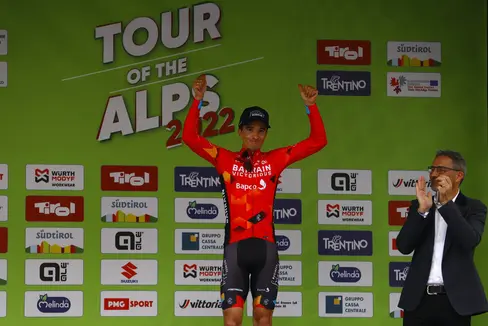 Landeshauptmann Arno Kompatscher applaudiert dem Sieger einer Südtirol-Etappe 2022, Pello Bilbao. (Foto: Vitesse)