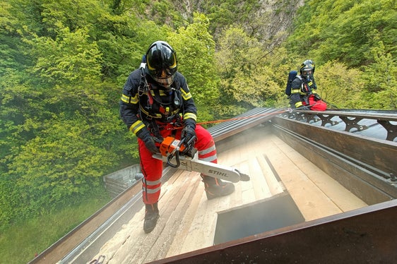 Auch den Umgang mit der Motorsäge beherrschen die neuen Berufsfeuerwehrmänner und die Berufsfeuerwehrfrau nun nach ihrer Ausbildung (im Bild). (Foto: LPA/Berufsfeuerwehr Bozen)