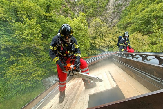 I nuovi vigili del fuoco professionisti hanno imparato come utilizzare la motosega in caso di emergenze. (Foto: ASP/Vigili del fuoco Corpo permanente di Bolzano)