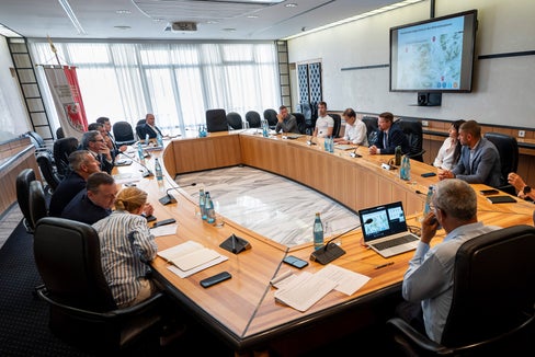 Momentaufnahme des Treffens zur Verkehrssteuerung am Grödner Joch am 9. Juli im Sitzungssaal der Landesregierung im Landhaus 1 in Bozen. (Foto: LPA/Fabio Brucculeri)