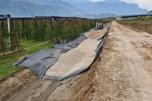 L'Ufficio Sistemazione bacini montani Sud dell'Agenzia per la Protezione Civile ha rinforzato la sponda sinistra orografica dell'Adige nei comuni di Vadena e Ora. La costruzione di un filtro al piede riduce il pericolo da sifonamento e aumenta la stabilità arginale durante gli eventi di piena. (Foto: USP/Ufficio Sistemazione bacini montani Sud nell'Agenzia per la Protezione civile)