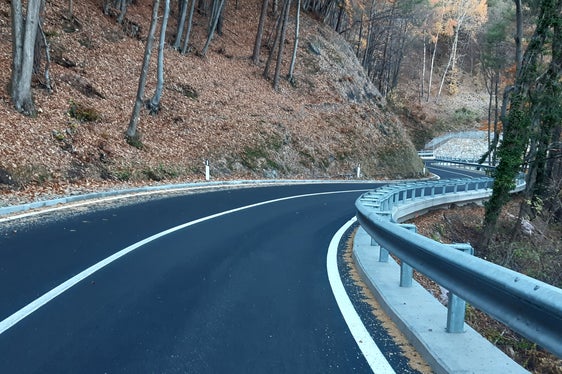 Auf der Landesstraße nach Afing wurden enge Kurven ausgebaut, damit sich auch größere Fahrzeuge kreuzen können. (Foto: LPA/Sabine Thurner)