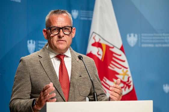 Auch Landesrat Christian Bianchi lobte die gute Zusammenarbeit aller Akteure, die zu einer Vereinbarung über 30 Jahre mit der Option auf weitere 30 Jahre geführt habe. (Foto: LPA/Fabio Brucculeri)