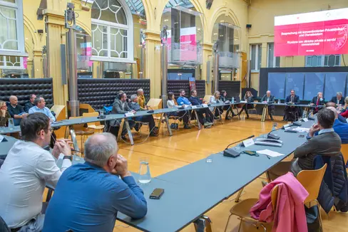 Beim heutigen Austausch haben Vertreterinnen und Vertreter des Amtes für Gesundheitsökonomie und des Sanitätsbetriebes einige gesetzliche Neuerungen vorgestellt. (Foto: LPA/Fabio Brucculeri)