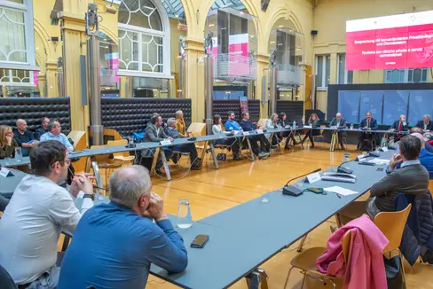 Beim heutigen Austausch haben Vertreterinnen und Vertreter des Amtes für Gesundheitsökonomie und des Sanitätsbetriebes einige gesetzliche Neuerungen vorgestellt. (Foto: LPA/Fabio Brucculeri)