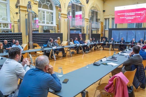 Oggi (15.11) il presidente Kompatscher ha incontrato i rappresentanti delle strutture private. Ribadita la volontà comune di mantenere l'alta qualità dell’offerta sanitaria (Foto: ASP/Fabio Brucculeri)