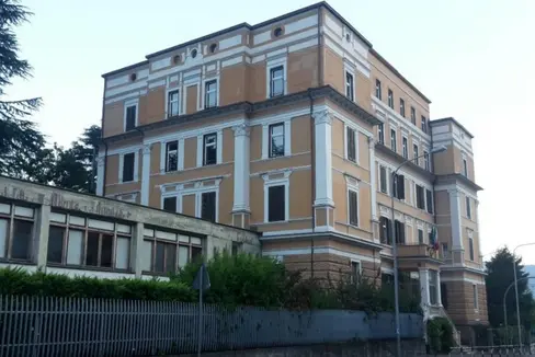 Das Schülerwohnheim Damiano Chiesa in der Bozner Fagenstraße in Gries wird energetisch saniert und erweitert. (Foto: LPA)