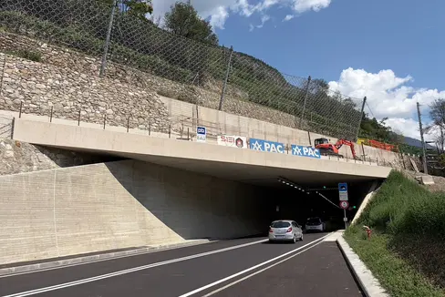Vom 31. August an werden im Tunnel der Umfahrung Kastelbell-Galsaun Präzisionsfräsungen durchgeführt. Die Umfahrung bleibt deshalb voraussichtlich bis 3. September gesperrt. (Foto: LPA/Ressort Infrastrukturen und Mobilität)