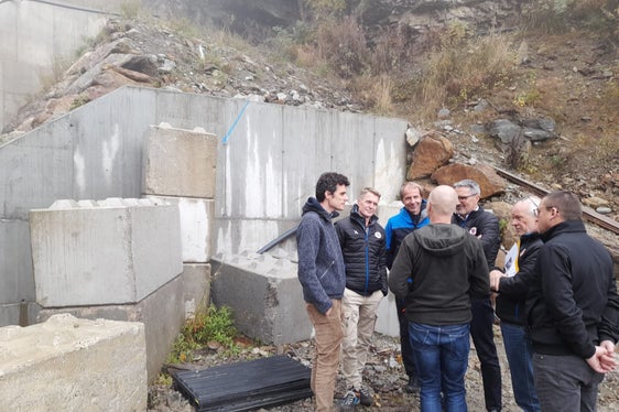 In St. Nikolaus in der Gemeinde Ulten wird die Wildbachverbauung am Messnerbach bald mit nachhaltigem Beton arbeiten, informierte der Direktor des Funktionsbereichs Wildbachverbauung Fabio De Polo (2.v.r.) beim Lokalaugenschein. (Foto: LPA/Maja Clara)