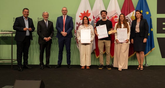 Vincitori e vincitrici del Premio Innovazione dell'Euregio, categoria 2: (da sinistra) il presidente della giuria Marcus Hofer, Michl Ebner (Camera di commercio di Bolzano), Andrea De Zordo (Camera di commercio di Trento), Stefania Malfatti (Behavix SRL Società Benefit), Philipp Tschaikner (KinCon biolabs GmbH), Beatrice Iaia (BIOTITAN SRL) e Barbara Thaler (Camera di Commercio del Tirolo) (Foto: Land Tirol/Sedlak)