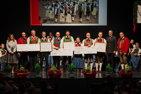 Der Verband Südtiroler Musikkapellen (VSM) hat am Samstag, 14. März, bei seiner 78. Mitgliedervollversammlung in Bozen den Blasmusikpreis des Landes Südtirol vergeben. Der mit jeweils 3.000 Euro dotierte Blasmusikpreis des Landes Südtirol ging heuer an die Bürgerkapelle Gries sowie an die Musikkapellen Teis und Peter Mayr Pfeffersberg. Im Bild von links: Landesmusikschuldirektorin Alexandra Pedrotti, Landesrat Philipp Achammer, Vertreter der Bürgerkapelle Gries sowie der Musikkapellen Teis und Peter Mayr/Pfeffersberg mit Landeshauptmann Arno Kompatscher und Verbandsobmann Josef Pepi Ploner. (Foto: VSM/Martin Kolhaupt)