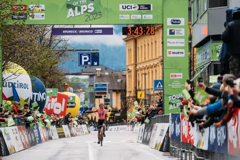 Simon Carr vittorioso sul traguardo di Brunico nell'ultima tappa del Tour of the Alps 2023: la classifica generale fu appannaggio di Tao Geoghegan Hart (Foto: Daniele Molineris)